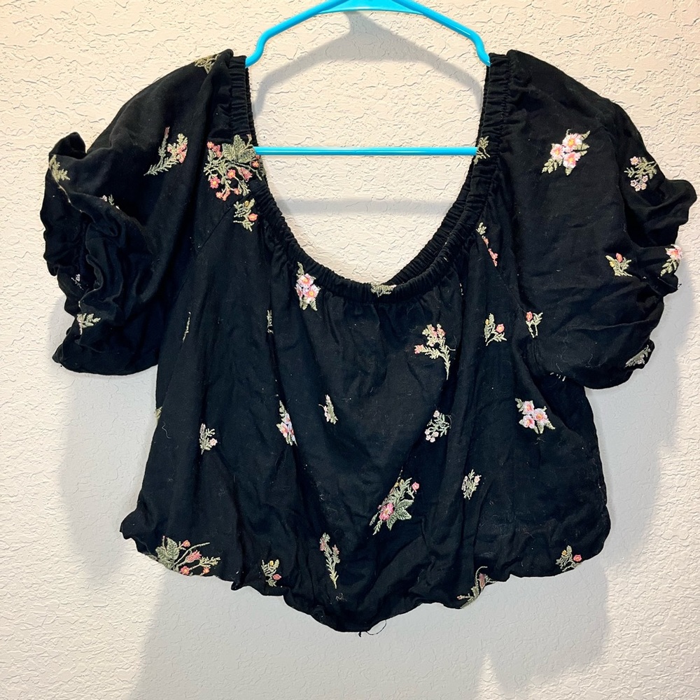 American Eagle Great condition cropped off shoulder top